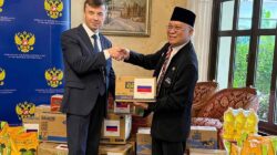 Dubes Rusia untuk Indonesia, Sergey Gennadievich Tolchenov, menyerahkan bantuan kemanusia untuk korban bencana Sumatera kepada Ketua Umum PPWI, Wilson Lalengke, di Wisma Kedubes Rusia, Jakarta, Rabu (10/12/2025). /HO (Dok. PPWI)