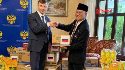 Dubes Rusia untuk Indonesia, Sergey Gennadievich Tolchenov, menyerahkan bantuan kemanusia untuk korban bencana Sumatera kepada Ketua Umum PPWI, Wilson Lalengke, di Wisma Kedubes Rusia, Jakarta, Rabu (10/12/2025). /HO (Dok. PPWI)