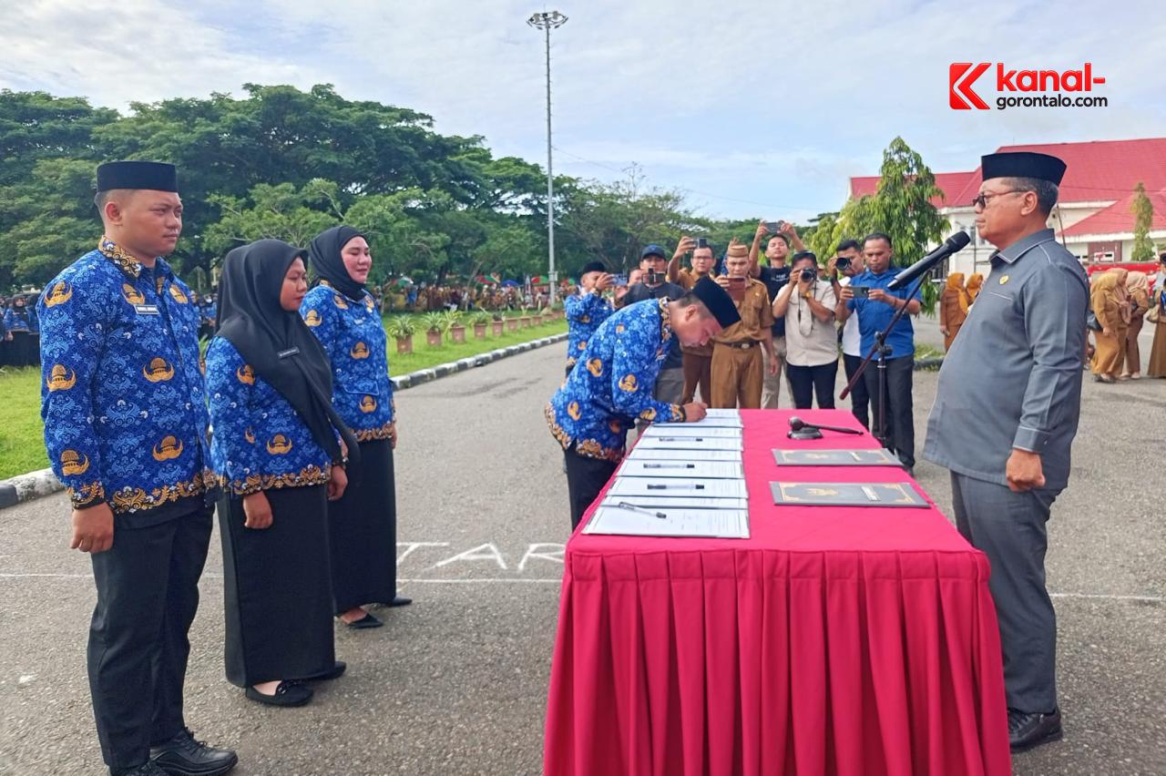 Pengambilan sumpah dan pelantikan Pegawai Pemerintah dengan Perjanjian Kerja (PPPK) paruh waktu di halaman Kantor Bupati Gorontalo Utara, Senin (29/12/2025).